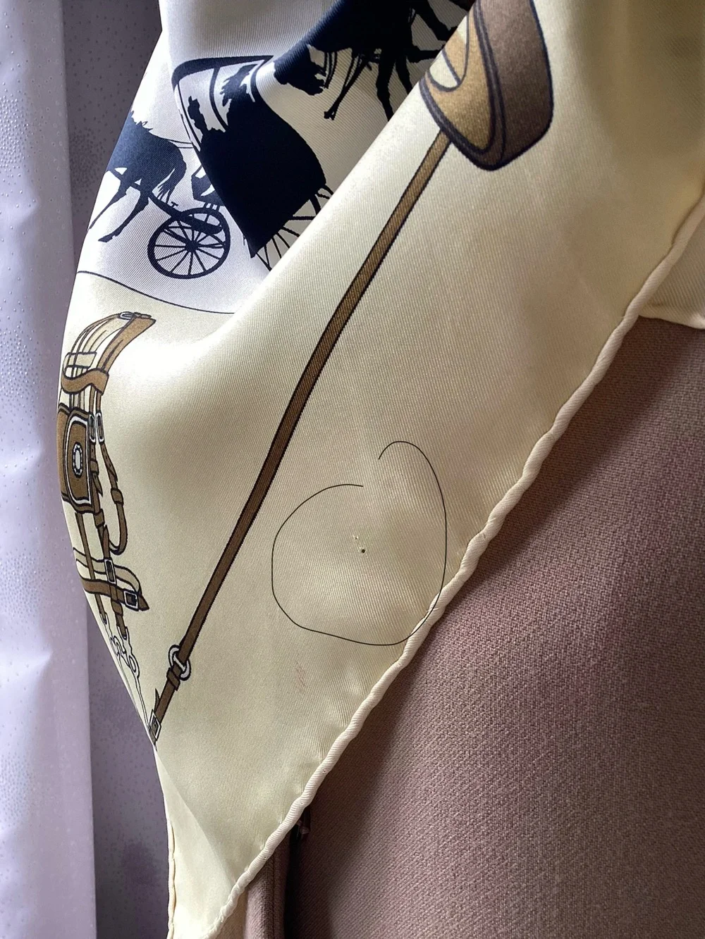 Authentic vintage Hermès silk square "Paris qui roule" from 1951 . With box . - Picture 11 of 16